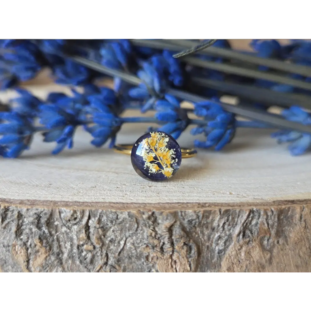 Anillo mini azul cobalto con pensamiento y astilbe japónica en resina artesanal