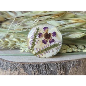 Broche crema con clavel, flor de cera y brezo de L´atelier d´Aaron, vista posterior con cierre metálico.