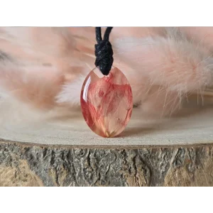Colgante coral con clavel y diente de león natural encapsulados en resina artesanal
