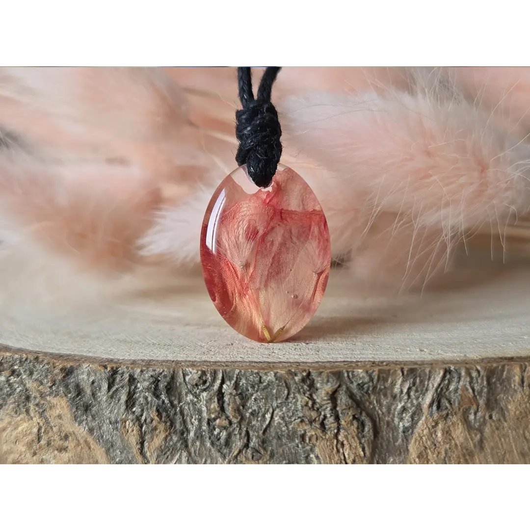 Colgante coral con clavel y diente de león natural encapsulados en resina artesanal