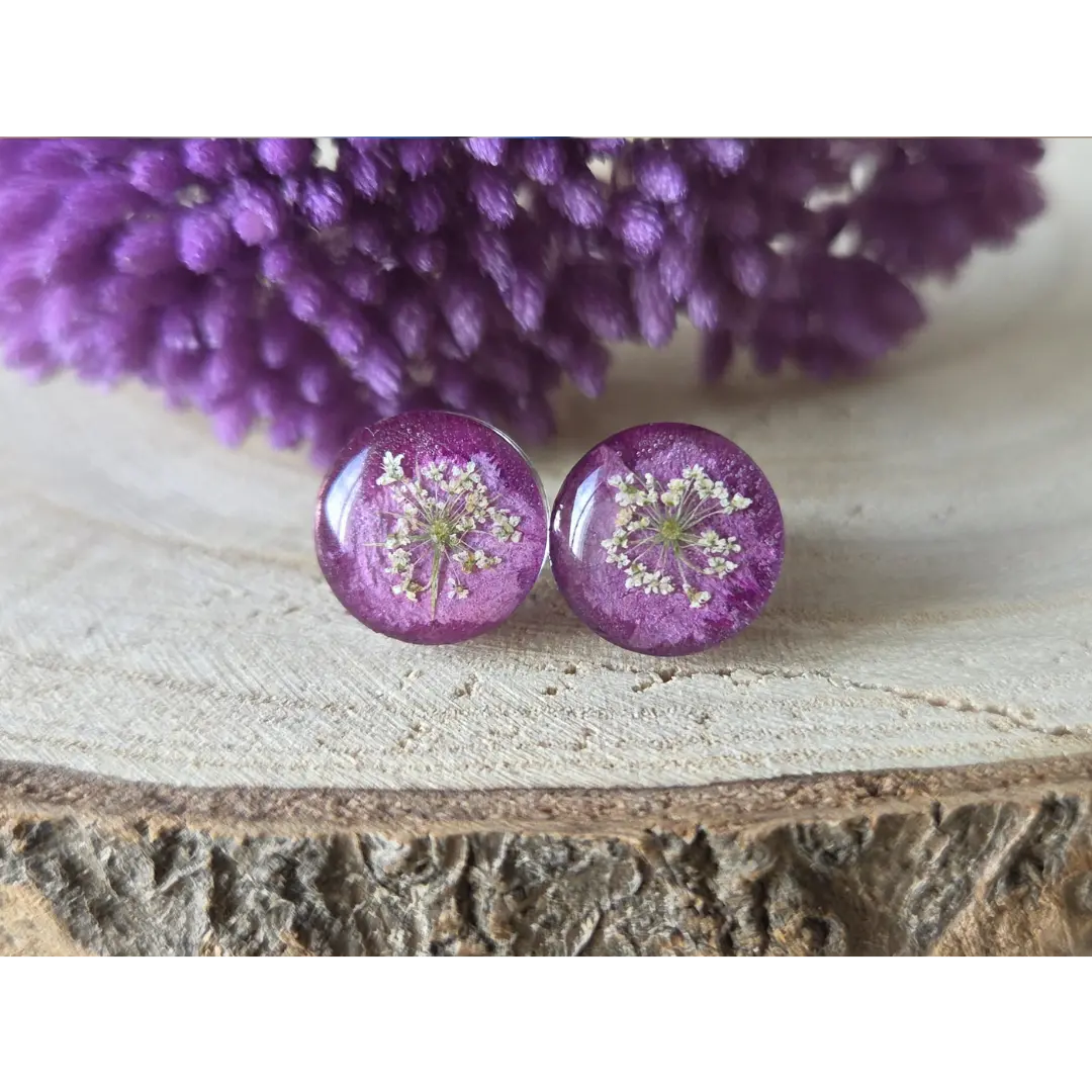 Pendientes lilas con hortensia y amimaju natural encapsulados en resina artesanal