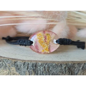 Pulsera coral con rosa y astilbe japónica en resina sobre base de madera